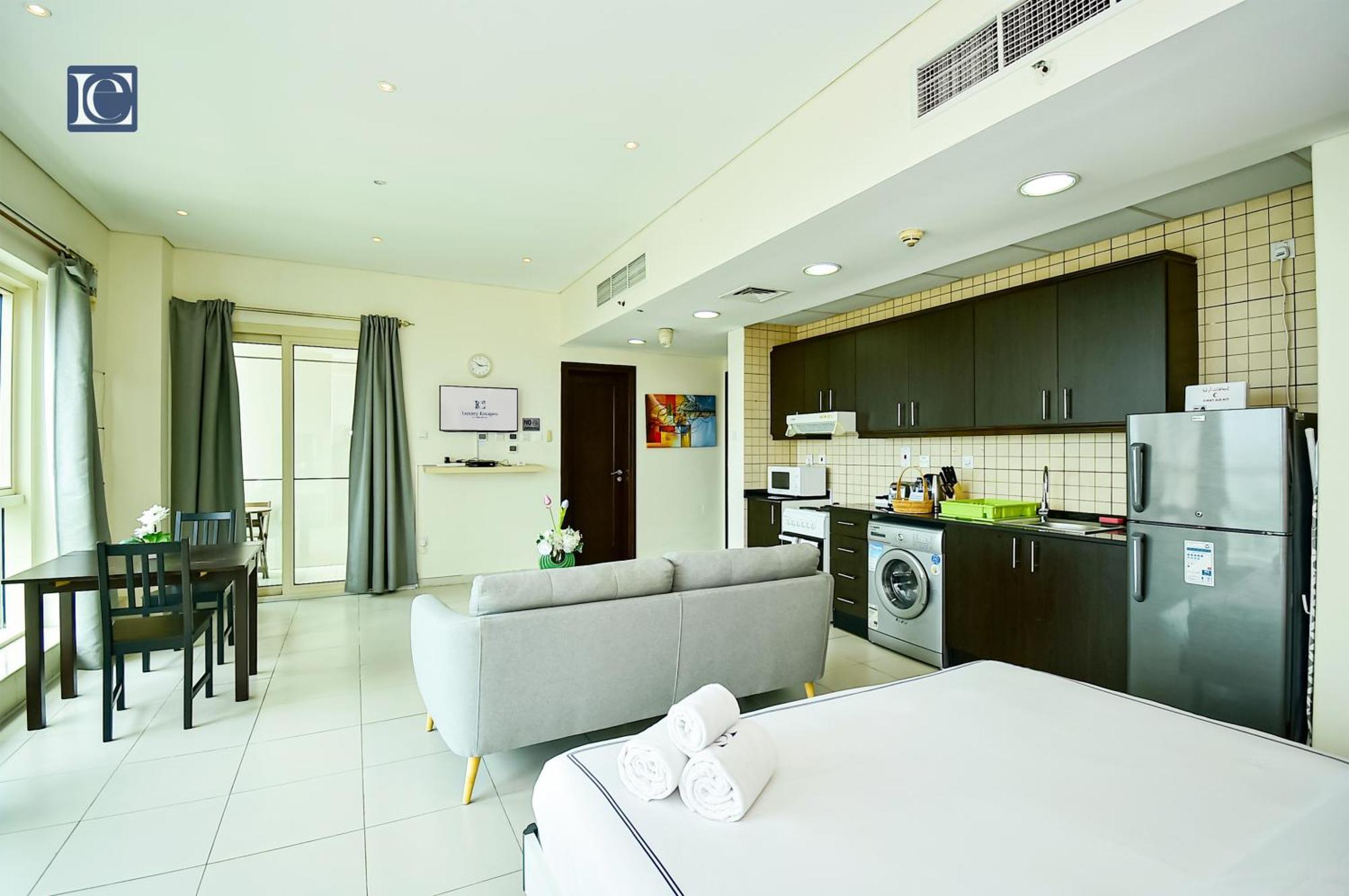 Luxury Escapes - Furnished Studio With Balcony In Royal Oceanic ดูไบ ภายนอก รูปภาพ